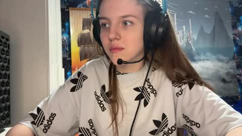 Hi Im Aria 18 years old online show from 04/17/26, 02:42