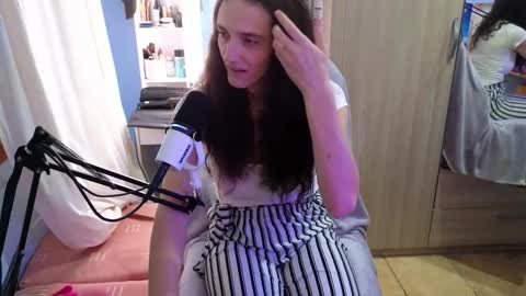 Snapshot of memisecrets chatting on 10/25/25, 05:30 Megumi Aina online show from 10/25/25, 05:30