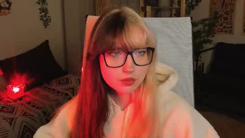 Snapshot of memorycadence chatting on 10/26/25, 03:18 Mia online show from 10/26/25, 03:18