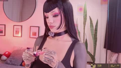 Snapshot of menasaurio_ chatting on 10/27/25, 08:35 Mena  Help me reach 700 thumbs up online show from 10/27/25, 08:35