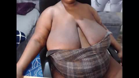 Snapshot of mency1980 chatting on 11/04/25, 06:07 bigboobsass online show from 11/04/25, 06:07