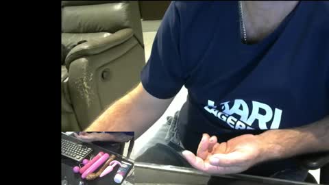 Snapshot of mentosgum chatting on 10/30/25, 08:53 mentosgum online show from 10/30/25, 08:53