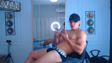 Snapshot of menxtop chatting on 02/11/26, 01:43 Tony and David online show from 02/11/26, 01:43