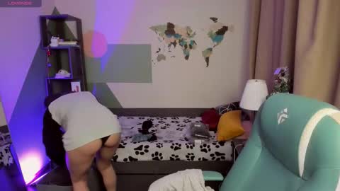 Snapshot of meomeee chatting on 12/17/25, 04:13 Meo online show from 12/17/25, 04:13