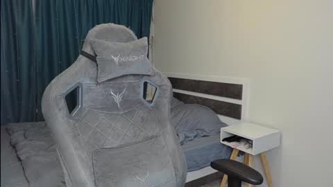 Snapshot of meow_mickey chatting on 12/05/24, 03:48 Mickey online show from 12/05/24, 03:48