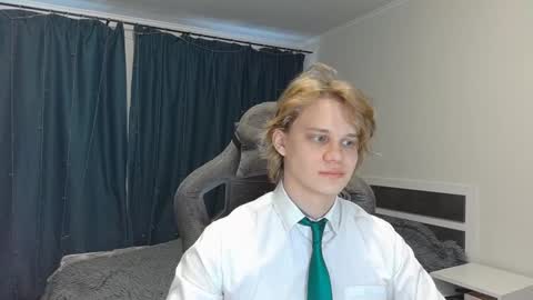 Snapshot of meow_mickey chatting on 12/16/24, 05:17 Mickey online show from 12/16/24, 05:17