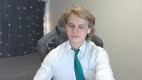 Snapshot of meow_mickey chatting on 12/17/24, 05:07 Mickey online show from 12/17/24, 05:07