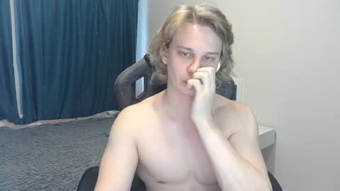 Snapshot of meow_mickey chatting on 12/18/24, 05:15 Mickey online show from 12/18/24, 05:15