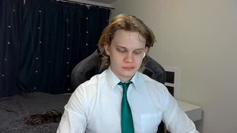 Snapshot of meow_mickey chatting on 12/25/24, 04:12 Mickey online show from 12/25/24, 04:12