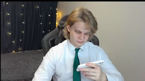 Snapshot of meow_mickey chatting on 12/27/24, 05:26 Mickey online show from 12/27/24, 05:26