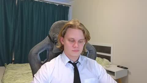 Snapshot of meow_mickey chatting on 02/21/25, 01:22 Mickey online show from 02/21/25, 01:22