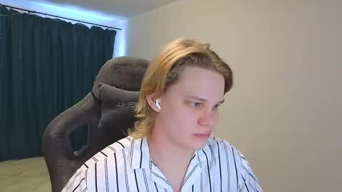 Snapshot of meow_mickey chatting on 02/25/25, 04:35 Mickey online show from 02/25/25, 04:35