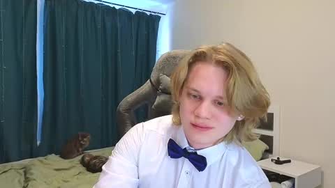 Snapshot of meow_mickey chatting on 02/27/25, 04:41 Mickey online show from 02/27/25, 04:41