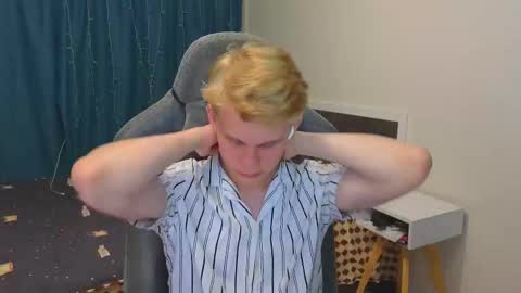 Snapshot of meow_mickey chatting on 10/07/25, 04:04 Mickey online show from 10/07/25, 04:04