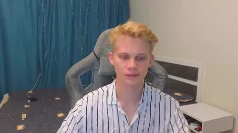 Snapshot of meow_mickey chatting on 10/08/25, 10:51 Mickey online show from 10/08/25, 10:51