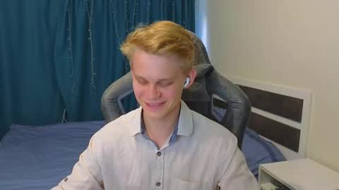 Snapshot of meow_mickey chatting on 10/15/25, 01:00 Mickey online show from 10/15/25, 01:00