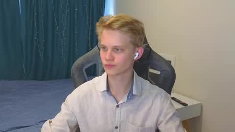 Snapshot of meow_mickey chatting on 10/21/25, 08:04 Mickey online show from 10/21/25, 08:04