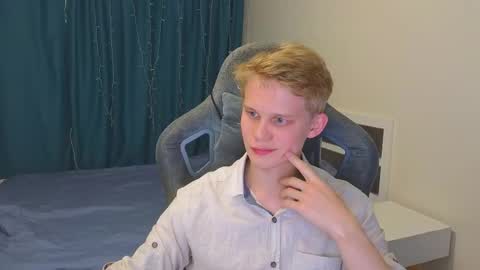 Snapshot of meow_mickey chatting on 10/22/25, 02:17 Mickey online show from 10/22/25, 02:17