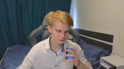 Snapshot of meow_mickey chatting on 10/28/25, 08:40 Mickey online show from 10/28/25, 08:40