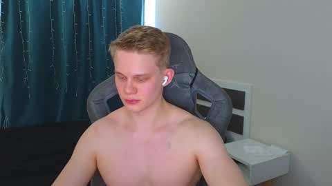 Snapshot of meow_mickey chatting on 03/19/26, 11:14 Mickey online show from 03/19/26, 11:14