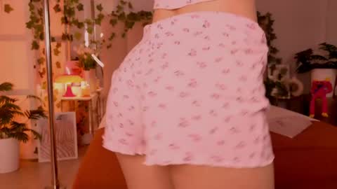 Snapshot of meow_nancy chatting on 05/31/26, 05:04 Heeyyooo Im Nans Subscribe to me I will be glad online show from 05/31/26, 05:04