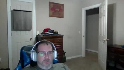 Snapshot of mercer1977 chatting on 05/17/26, 08:45 mercer1977 online show from 05/17/26, 08:45