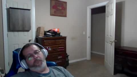 Snapshot of mercer1977 chatting on 07/22/26, 12:19 mercer1977 online show from 07/22/26, 12:19