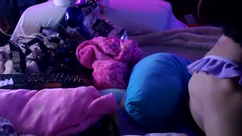 gurlnips online show from 01/22/25, 10:29