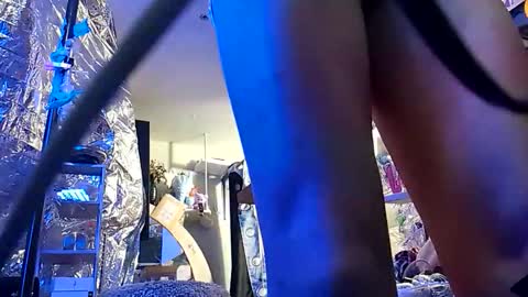 gurlnips online show from 12/18/25, 07:36