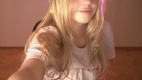 Lara OFFLINE  online show from 01/12/25, 12:18