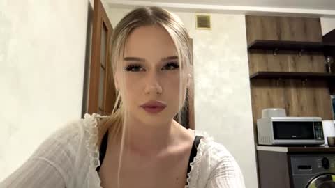 Snapshot of merrileesmoldt chatting on 06/22/26, 01:41 Stefani online show from 06/22/26, 01:41