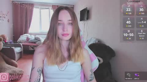 Snapshot of merryl_clark chatting on 05/19/26, 10:32 Sara online show from 05/19/26, 10:32