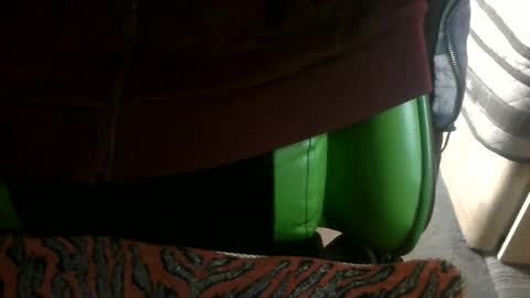 Snapshot of messymechanic69 chatting on 04/19/26, 04:39 messymechanic69 online show from 04/19/26, 04:39