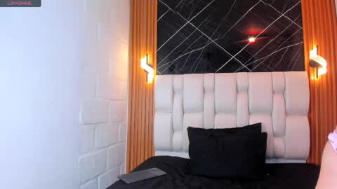 Snapshot of mia89_dl chatting on 04/15/26, 01:18 Mia online show from 04/15/26, 01:18