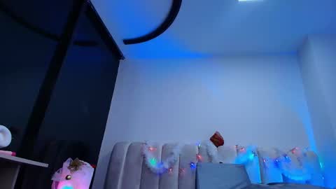 Snapshot of mia_0_ chatting on 12/16/25, 07:19 Emi online show from 12/16/25, 07:19