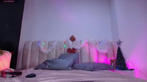 Snapshot of mia_0_ chatting on 12/17/25, 07:20 Emi online show from 12/17/25, 07:20