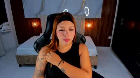 Snapshot of mia_18v chatting on 04/18/26, 08:09 Violett online show from 04/18/26, 08:09