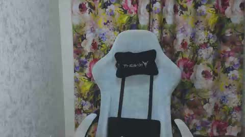 Mia online show from 11/28/25, 10:01