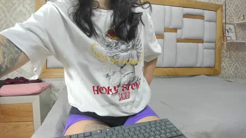 Snapshot of mia__megan chatting on 12/07/24, 12:02 mia__megan online show from 12/07/24, 12:02