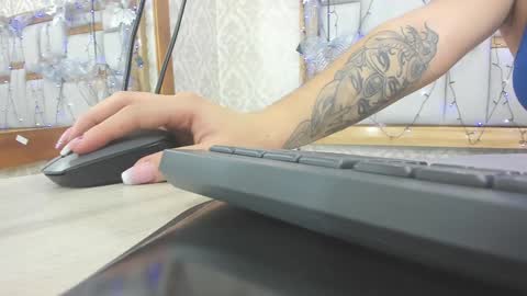Snapshot of mia__megan chatting on 12/10/24, 11:54 mia__megan online show from 12/10/24, 11:54