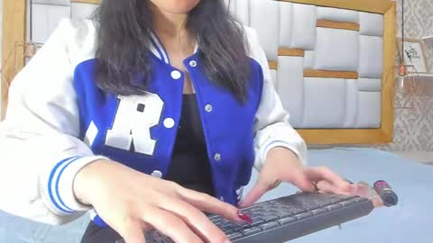 Snapshot of mia__megan chatting on 02/21/25, 12:06 mia__megan online show from 02/21/25, 12:06