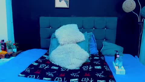 C A L L  M E  M I A  online show from 11/30/25, 06:01