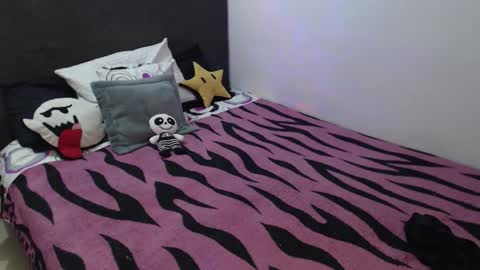 Snapshot of mia_adams_red chatting on 10/22/25, 12:44 mia online show from 10/22/25, 12:44