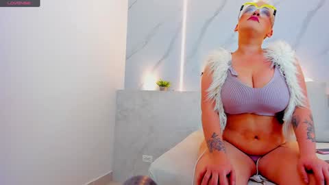 Mia  online show from 01/08/25, 12:05