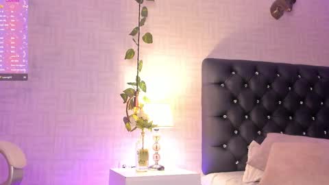 Snapshot of mia_bonneett chatting on 03/07/25, 11:27   online show from 03/07/25, 11:27