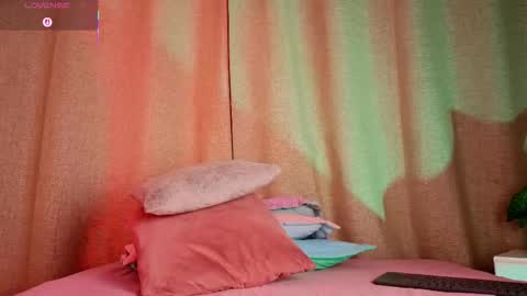 Snapshot of mia_bonneett chatting on 10/17/25, 02:48   online show from 10/17/25, 02:48