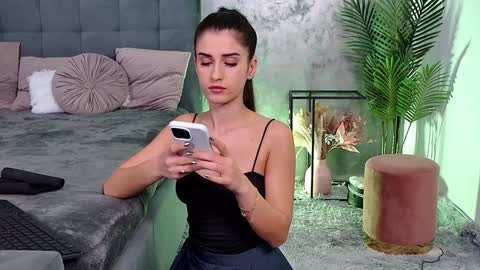 Snapshot of mia_carter99 chatting on 12/04/24, 08:51 Freya Allen online show from 12/04/24, 08:51