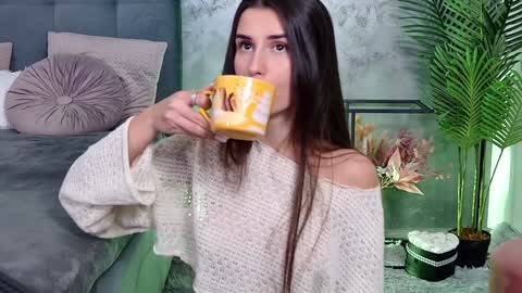 Snapshot of mia_carter99 chatting on 12/12/24, 10:09 Freya Allen online show from 12/12/24, 10:09