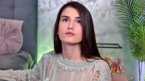 Snapshot of mia_carter99 chatting on 02/17/25, 12:21 Freya Allen online show from 02/17/25, 12:21