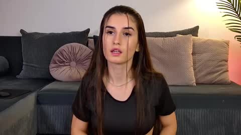 Freya Allen online show from 12/16/25, 09:31